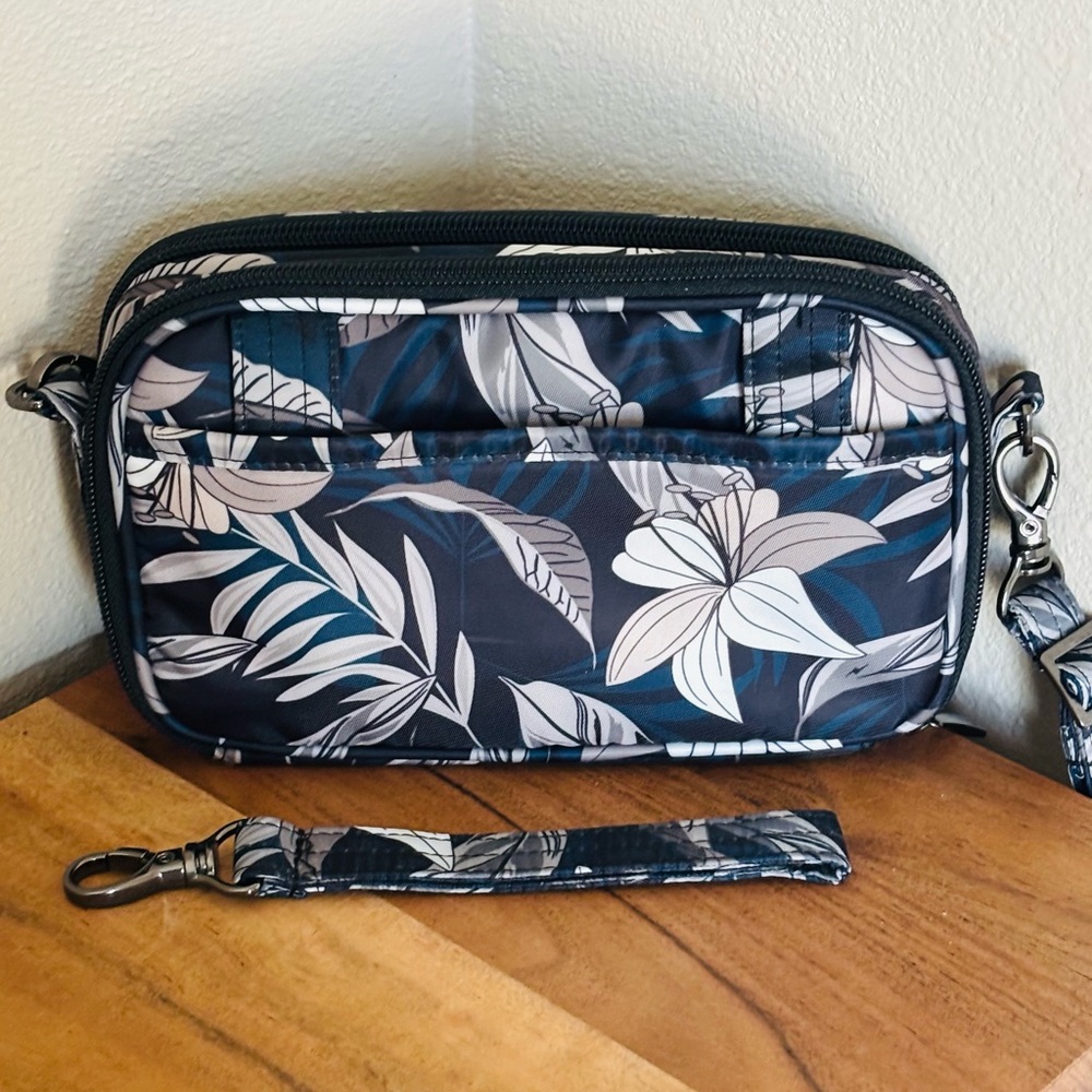 LUG Roundabout Crossbody/Wristlet Wallet - Picture 2 of 7